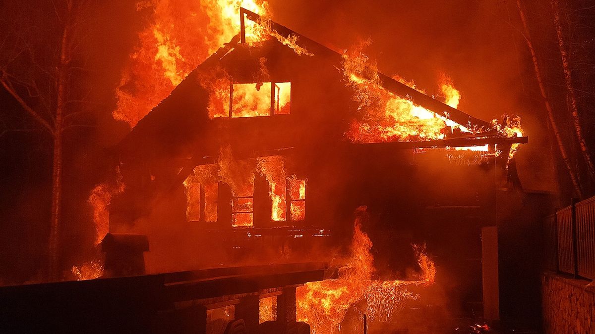 Plameny zničily v Beskydech chatu, škoda jde do milionů